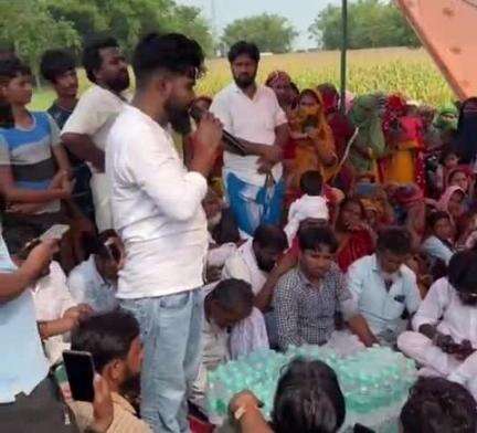 बहादुरगंज: बहादुरगंज विधायक अनजार नईमी ने निश्न्द्रा पुल संघर्ष समिति के धरने में लिया हिस्सा