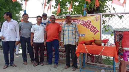 বহরমপুর: তীব্র গরমে বহরমপুরবাসীর জন্য বিশ্ব হিন্দু পরিষদ বহরমপুর শাখার সদস্যদের জলছত্র কর্মসূচি