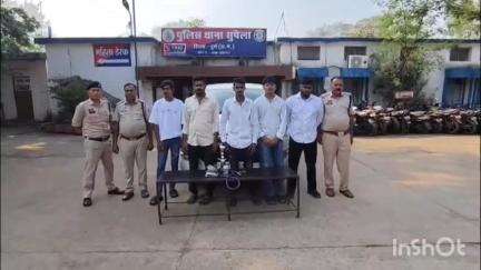 दुर्ग: जिले में अवैध रूप से हुक्का पीने की सूचना पर की गई रेड कार्यवाही