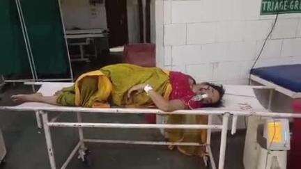 खलीलाबाद: सोनी होटल के पास हाईवे पर साइकिल सवार को बचाने के चक्कर में बाइक से गिरी महिला, गंभीर रूप से घायल, BRD गोरखपुर रेफ़र