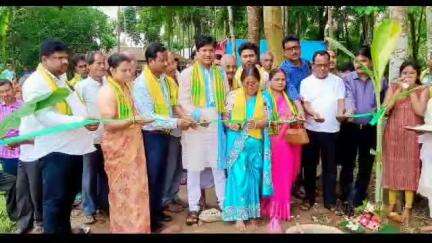 মাথাভাঙা ২: পূর্ব শিলডাঙ্গা সংলগ্ন এলাকায় পাকা রাস্তার কাজের শুভ সূচনা হয় আনুষ্ঠানিকভাবে,উপস্থিত পঞ্চায়েত সমিতির সভাপতি
