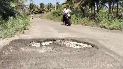 ஆனைமலை: பப்ளிக் செய்தியின் எதிரொலி அங்கலக்குறிச்சி நந்தகோபால்சாமி கோவில் செல்லும் வழி   தரைப்பாலும் சீரமைக்கும் பணி துவக்கம்