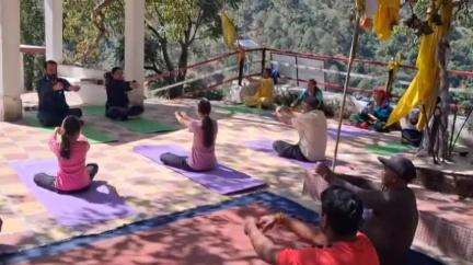 चिन्यालीसौड़: ग्राम चमियारी में राजकीय आयुर्वेदिक चिकित्सालय द्वारा आयोजित किया गया योग कार्यक्रम