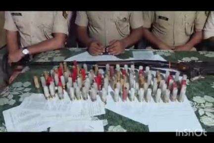 खुसरूपुर: हैबतपुर गांव निवासी संजीत कुमार के घर से खुसरूपुर पुलिस ने एक राइफल और 40 खोखा बरामद किए