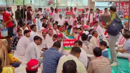 तिर्वा: उमर्दा के काऊ मिल्क प्लांट को शुरू करवाने की मांग को लेकर सपा नेताओं ने किया प्रदर्शन, एसडीएम को सौंपा ज्ञापन