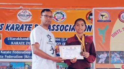 लोहाघाट: राज्य स्तरीय कराटे प्रतियोगिता में चंपावत की टीम ने 18 स्वर्ण सहित कुल 40 पदक जीतकर जिले का नाम किया रोशन