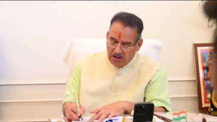 देहरादून: सिंचाई विभाग के अधिकारियों के साथ हाथीबड़कला स्थित कैम्प कार्यालय में कैबिनेट मंत्री गणेश जोशी ने की बैठक