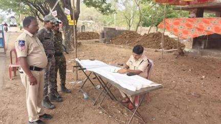 సిర్పూర్ టి: పెద్ద బండ చెక్ పోస్ట్ ను తనిఖీ చేసిన కాగజ్ నగర్ డి.ఎస్.పి రామానుజo