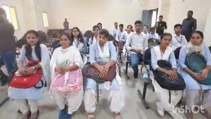 हाथरस: बागला डिग्री कॉलेज में सरकार की डिगी शक्ति योजना के तहत छात्र-छात्राओं को टैबलेट बांटे गए, पूर्व सांसद और चेयरमैन मौजूद