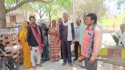 महोबा: मामना रोड स्थित ट्रामा सेंटर के मजदूरों को नहीं मिली मजदूरी, ठेकेदार के खिलाफ शिकायत लेकर कलेक्ट्रेट पहुंचे