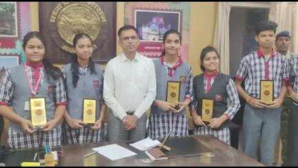 दमोह: CBSE बोर्ड की 10वीं और 12वीं कक्षा के परिणाम घोषित, मेरिट सूची में जगह बनाने वाले छात्रों को कलेक्टर ने दी बधाई