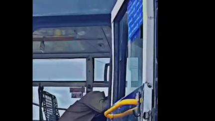 பொள்ளாச்சி: பொள்ளாச்சியில் இருந்து சிவகாசி சென்ற அரசு பேருந்தை மது போதையில் தள்ளாடியபடி இயக்கிய ஓட்டுனர் பயணிகள் பீதி