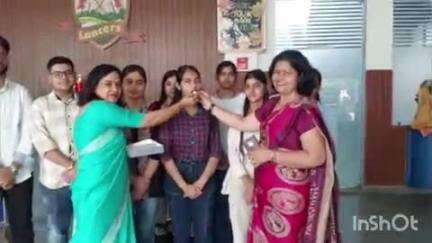 सिकंंदराबाद: सिकंदराबाद नगर स्थित न्यू लांसर स्कूल में सीबीएसई रिजल्ट घोषित होने के बाद अध्यापकों ने छात्र-छात्राओं को मिठाई खिलाई