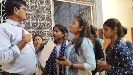 जगदीशपुर: टीएमबीयू लालबाग परिसर के पीजी गर्ल्स छात्रावास संख्या 2 की छात्राएं डीएसडब्ल्यू से मिलीं, समस्याओं को लेकर
