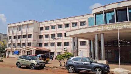 சிவகங்கை: சிவகங்கை அரசு மருத்து கல்லூரி மருத்துவமனையில் டயாலிசிஸ் வார்டில்  கையில் விசிறிவிடும் அவலம்#localissue