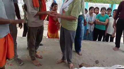 मंडला: बम्हनी बंजर में हरदहा समाज की बेटी ने पिता को दी मुखाग्नि, बेटे का फर्ज निभाया