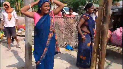 ताजपुर: भारतमाला सड़क निर्माण के लिए रहीमाबाद में दर्जनों भूमिहीन लोगों की झोपड़ियाँ तोड़ी गईं