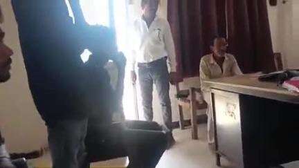 टीकमगढ़: धामना गांव के पास नींद आने से बाइक से गिरी महिला की मौत, जिला अस्पताल में हुआ पोस्टमार्टम