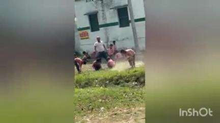 पलिया: बोझवा गांव के प्राथमिक विद्यालय के बच्चों से झाड़ू लगवाने और घास काटते हुए वीडियो हुआ वायरल