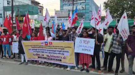 கடலூர்: மாணவியிடம் ஆபாசமாக பேசிய பேராசிரியர் மீது நடவடிக்கை கோரி திருப்பாதிரிப்புலியூரில் மாணவர் அமைப்புகள் ஆர்ப்பாட்டம்