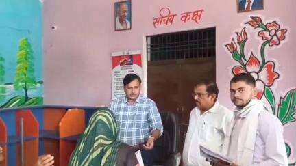 चकरनगर: एसडीएम ने पिपरौली गढ़िया गांव में एक सैकड़ा ग्रामीणों में बाटी घरौनी, कराई फार्मर रजिस्ट्री