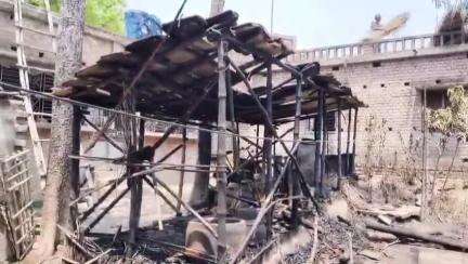ভগবানগোলা ২: রানীতলার কল্যাণনগরে ভয়াবহ অগ্নিকাণ্ড, ছাই দুটি পরিবারের তিনটি বাড়ি,দমকলের অনুপস্থিতিতে ক্ষোভে ফুঁসছেন বাসিন্দারা