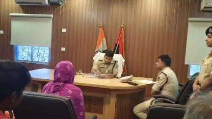 डुमरा: सीतामढ़ी पुलिस अधीक्षक ने कार्यालय में जनता दरबार लगाकर लोगों की शिकायतों को सुना