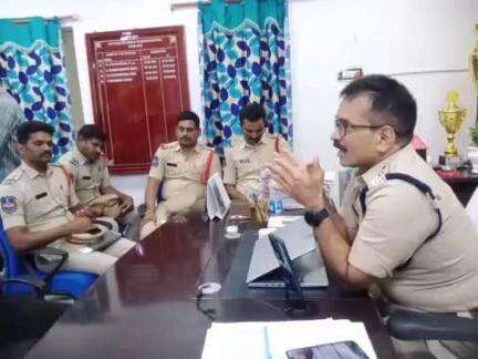 మణుగూరు: బక్రీద్ పండుగ సందర్భంగా మత పెద్దలతో మాట్లాడిన మణుగూరు డిఎస్పి రవీందర్ రెడ్డి