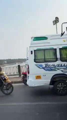 దిండి-చించినాడ వశిష్ట వారధి పైనుంచి దూకి ఆత్మహత్యాయత్నానికి ప్రయత్నించిన యువకుడు