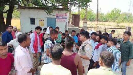 कौंच: ग्राम देवगांव के पास बीच सड़क पर पड़ी गिट्टी के ढेर पर फिसलकर बाइक सवार 2 लोग गंभीर घायल, जिला अस्पताल रेफर