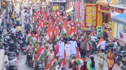જૂનાગઢ: ઓપરેશન સિંદૂરમાં ભારતીય સેનાના શૌર્યને બિરદાવા તળાવ દરવાજા શહીદ સ્મારક થી કાળવા ચોક સુધી યોજાય તિરંગા યાત્રા