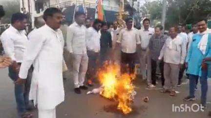 सीहोर नगर: कर्नल सेफियाकुरैशी के खिलाफ बयान पर कांग्रेस का विरोध, कोतवाली चौराहे पर मंत्री विजय शाह का पुतला फूंका, इस्तीफे की मांग