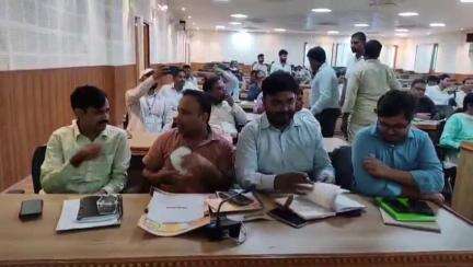 गोरखपुर: एडीएम फाइनेंस की अध्यक्षता में एनेक्सी भवन के सभागार में बाढ़ एवं हिट वेब तैयारी को लेकर समीक्षा बैठक की गई