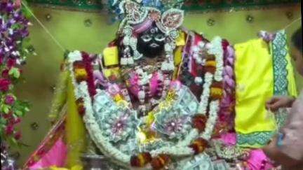 मथुरा: वृंदावन: विश्व प्रसिद्ध ठाकुर बांके बिहारी ने डॉलर की माला में भक्तों को दिए दर्शन, वीडियो हुआ वायरल