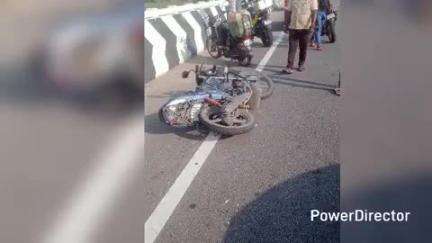 ಕೊಳ್ಳೇಗಾಲ: ಸತ್ತೇಗಾಲ ಸೇತುವೆ ಬಳಿ ಬೈಕ್ ಗೆ ಹಿಂಬದಿಯಿಂದ ಕಾರು ಡಿಕ್ಕಿ; ಸವಾರನಿಗೆ ಗಂಭೀರ ಪೆಟ್ಟು