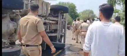 गाडरवारा: गाडरवारा बाईपास पर 18 चक्के वाला ट्राला पलटा, SDOP रत्नेश मिश्रा ने दी जानकारी
