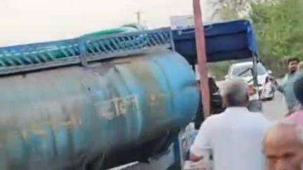 हिसार: हिसार बाईपास पर एमजी क्लब के पास ट्रक और ट्रेक्टर की टक्कर, ट्रेक्टर पूरी तरह से टूट गया