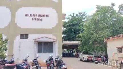 உசிலம்பட்டி: உசிலம்பட்டி வட்டாட்சியர் அலுவலகத்தில் வருவாய் தீர்ப்பாயம் முகாம்-மாவட்ட வருவாய் அலுவலரிடம் மனுக்களை அளித்த பொதுமக்கள்