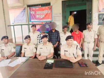 कृत्यानंद नगर: थाना पुलिस ने गुप्त सूचना के आधार पर मुर्गी फार्म के पास से छिनतई के 5 मोबाइल के साथ 2 अभियुक्तों को किया गिरफ्तार