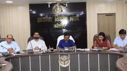 बरेली: विकास भवन सभागार में डीएम ने सीडीओ और अन्य अधिकारियों के साथ की बैठक, जनसुनवाई की हुई समीक्षा