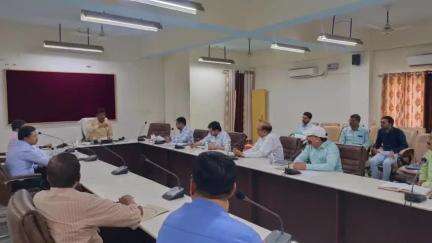 घोसी: डीएम की अध्यक्षता में मुख्यमंत्री अभ्युदय योजना संचालन के संबंध में जिला स्तरीय समिति के साथ बैठक संपन्न हुई