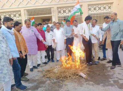 रायपुर: कांग्रेस ने भाजपा नेता विजय शाह का पुतला फूंका, साथ ही भाजपाई मंत्री की बर्खास्तगी की मांग की