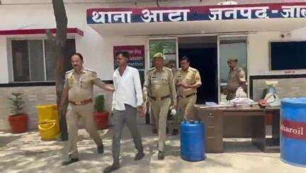 कालपी: आटा थाना पुलिस ने NH 27 पर ढाबा से युवक को अवैध तमंचे, शराब, ज्वलनशील पदार्थ व प्लास्टिक के ड्रमों के साथ किया गिरफ्तार