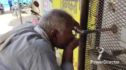कर्वी: कर्वी नगर पालिका क्षेत्र अंतर्गत पीएम हाउस में लगे वाटर कूलर का गर्म पानी पीने को लोग
 मजबूर #jansamasya