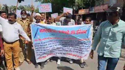 रोहतक: मानसरोवर पार्क से निगम कार्यालय तक सफाई कर्मचारियों ने काले झंडे लेकर किया प्रदर्शन