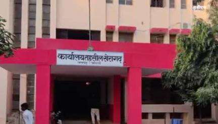 खेरागढ़: गाँव मेवली की महिला ने रिश्वत मांगने का आरोप लगाते हुए डीएम से की शिकायत