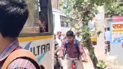 डुमरा: डुमरा जेल रोड से बड़ी वाहनों का हो रहा परिचालन स्थानीय लोगों ने जताई नाराजगी#jansamasya