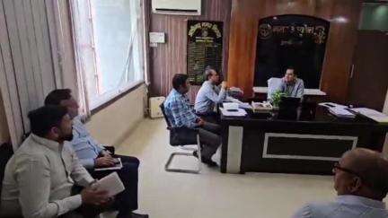 कोल: सीएनडीएस प्रोजेक्ट की समीक्षा बैठक में नगर आयुक्त ने जताई नाराजगी, फर्म और ठेकेदार को भेजने के आदेश दिए नोटिस