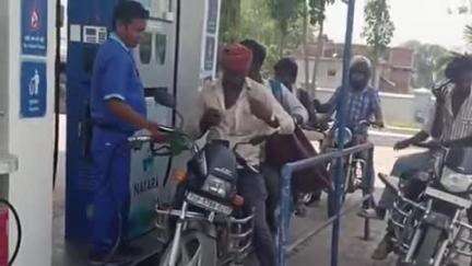 पडरौना: कुशीनगर में 'नो हेलमेट, नो फ्यूल' बना मज़ाक, डीएम के आदेश की उड़ रही धज्जियां