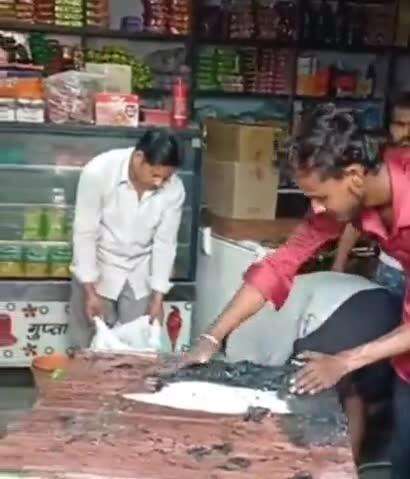 तरबगंज: नवाबगंज कस्बे के बेकरी दुकान में शार्ट सर्किट से लगी आग, हजारों रुपये का सामान जलकर हुआ खाक